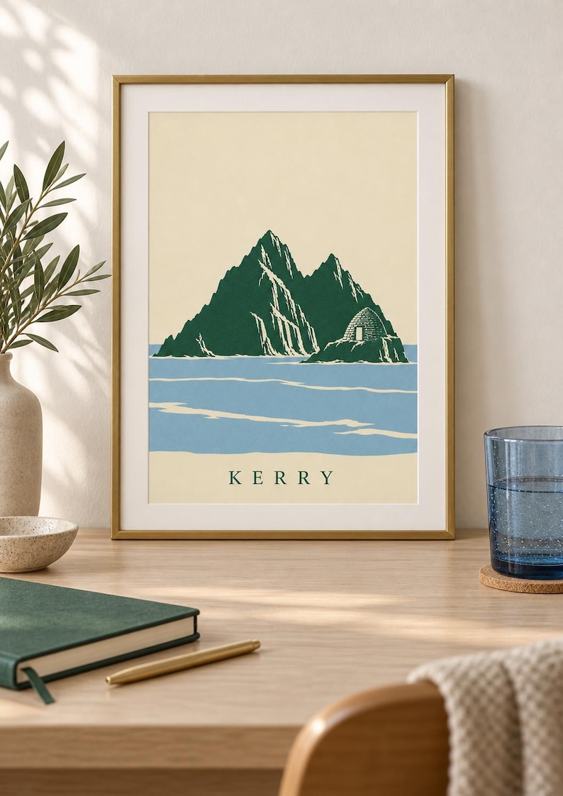 Pu&ograve; includere: Una stampa artistica incorniciata che presenta un'illustrazione stilizzata di un'isola rocciosa verde scuro con una piccola struttura in pietra, su un mare azzurro e uno sfondo color crema. La parola KERRY &egrave; stampata in verde scuro al centro.