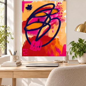 Pu&ograve; includere: Una stampa artistica da parete rettangolare che presenta una composizione astratta con un audace disegno a linea continua blu scuro sovrapposto a blocchi vibranti di arancione, rosa acceso e rosso. Il design include piccoli accenti testurizzati.