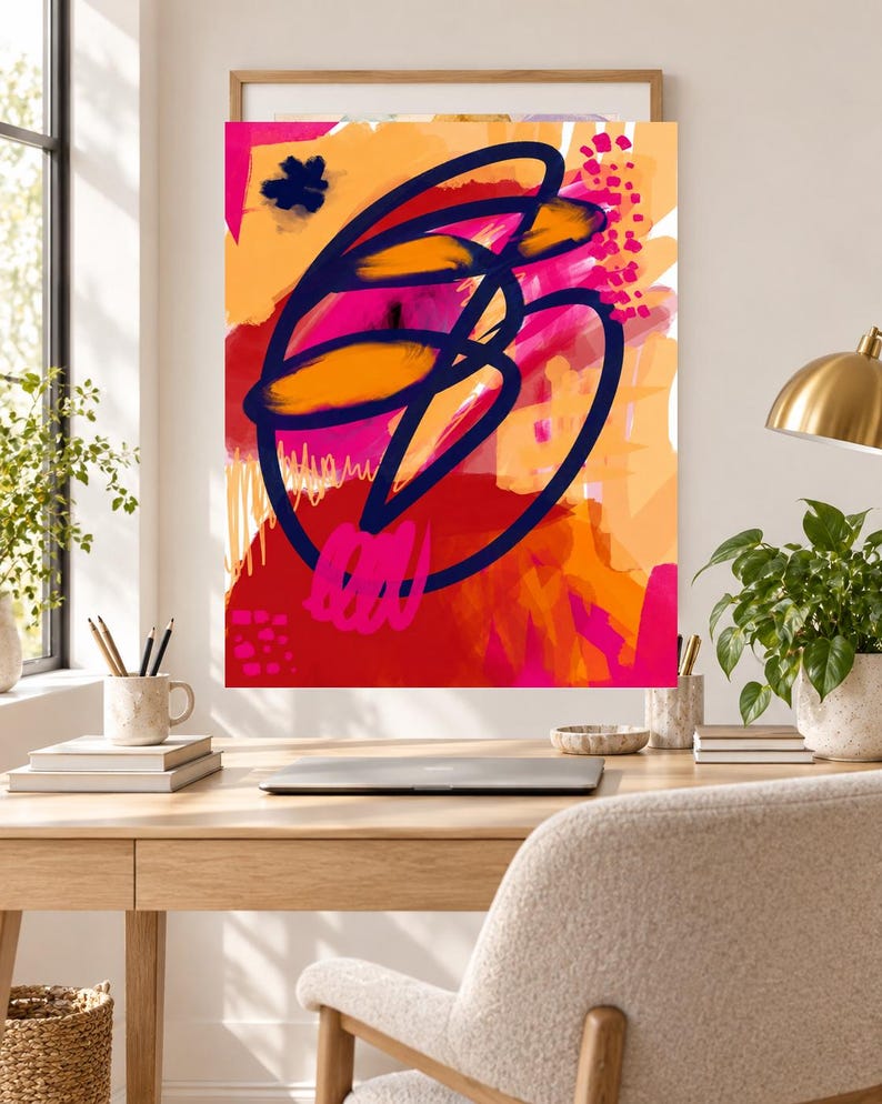 Pu&ograve; includere: Una stampa artistica da parete rettangolare che presenta una composizione astratta con un audace disegno a linea continua blu scuro sovrapposto a blocchi vibranti di arancione, rosa acceso e rosso. Il design include piccoli accenti testurizzati.