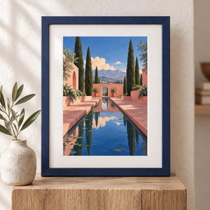 Pu&ograve; includere: Una stampa artistica incorniciata che raffigura un paesaggio in stile mediterraneo con una lunga piscina riflettente rettangolare, alti cipressi e pareti in stucco rosa sotto un cielo azzurro con montagne, in una cornice di legno blu scuro.