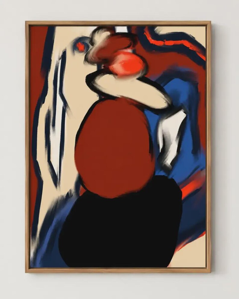 Pu&ograve; includere: Un dipinto astratto in una cornice di legno chiaro caratterizzato da audaci pennellate gestuali in rosso scuro, nero e blu su sfondo crema. La composizione include una prominente forma ovale rossa centrale e un accento arancione brillante.