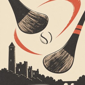 Peut inclure: Une impression graphique montrant deux crosses de hurling noires et orange frappant une balle au-dessus de la silhouette du ch&acirc;teau de Kilkenny et d'une rivi&egrave;re. Le design utilise un fond cr&egrave;me avec des textures d'encre, avec le texte KILKENNY en bas.