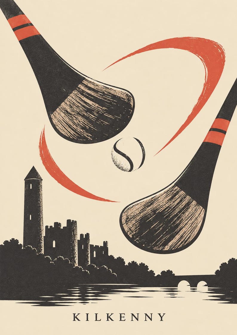Peut inclure: Une impression graphique montrant deux crosses de hurling noires et orange frappant une balle au-dessus de la silhouette du ch&acirc;teau de Kilkenny et d'une rivi&egrave;re. Le design utilise un fond cr&egrave;me avec des textures d'encre, avec le texte KILKENNY en bas.