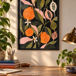 以下が含まれることがあります： 黒い背景に植物のイラストが描かれた、額装された長方形のウォールアートプリント。鮮やかなオレンジ色の柑橘類、白い花、様式化されたピンクと濃い緑色の葉、そしていくつかの種子の鞘が描かれています。