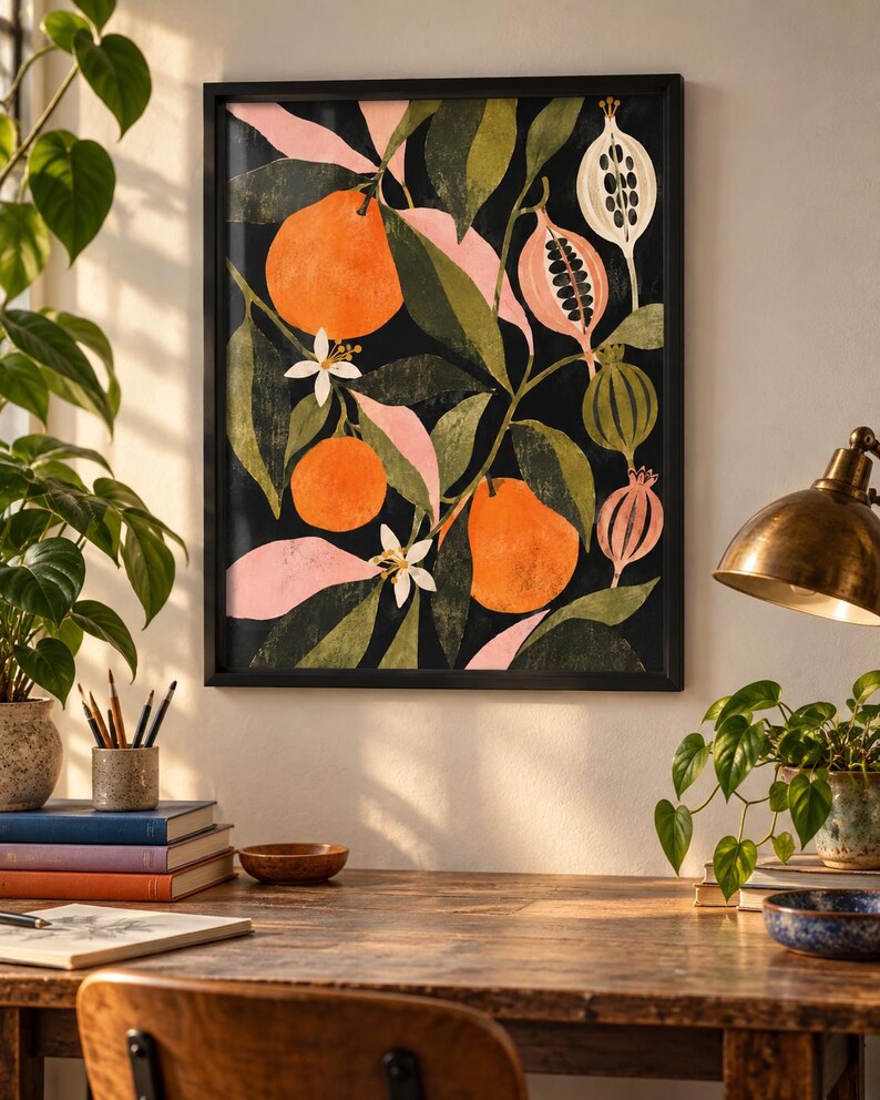 以下が含まれることがあります： 黒い背景に植物のイラストが描かれた、額装された長方形のウォールアートプリント。鮮やかなオレンジ色の柑橘類、白い花、様式化されたピンクと濃い緑色の葉、そしていくつかの種子の鞘が描かれています。