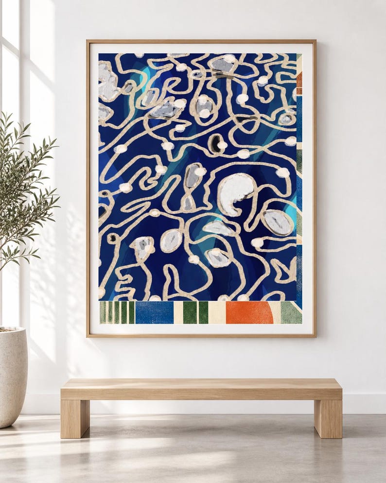 Puede incluir: Una impresi&oacute;n de arte mural rectangular enmarcada que presenta un fondo azul profundo con intrincados patrones de l&iacute;neas sinuosas de colores claros y formas circulares blancas dispersas. La secci&oacute;n inferior muestra una banda horizontal de rayas verticales en verde, azul, naranja y crema.