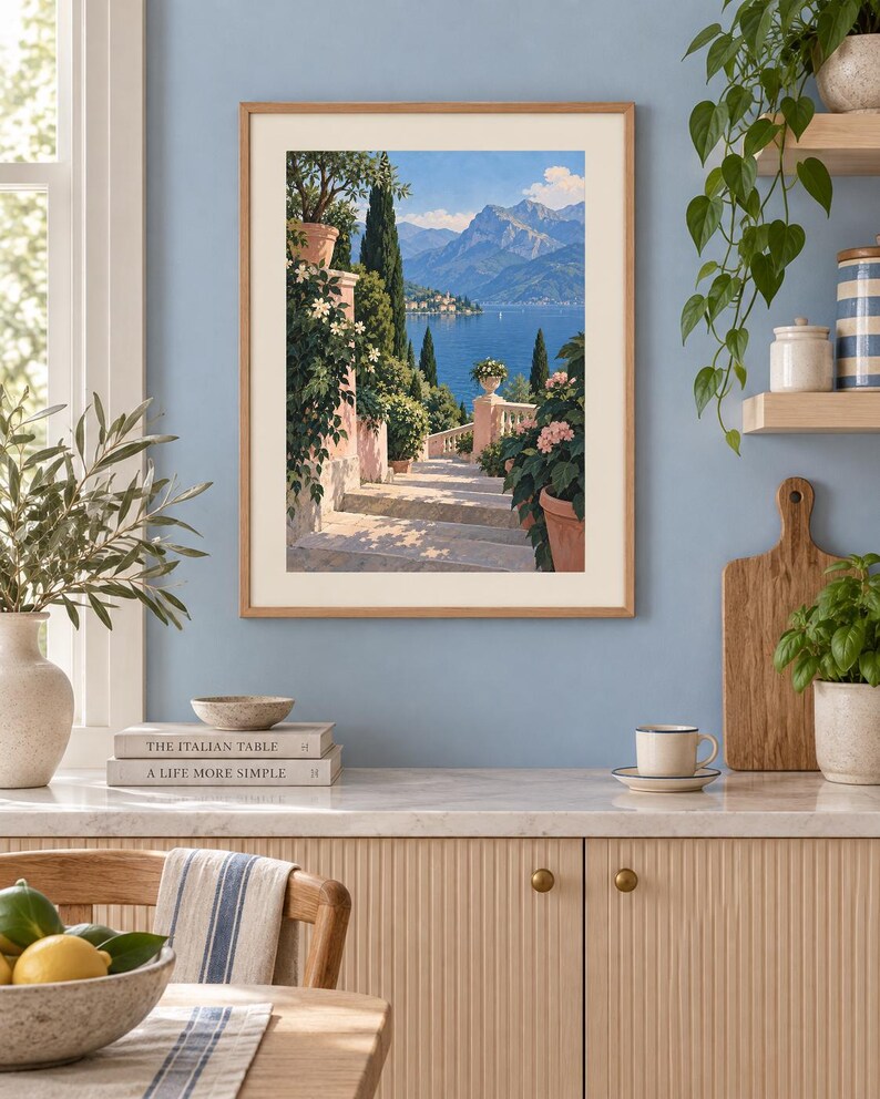Peut inclure: Une impression d'art verticale encadr&eacute;e repr&eacute;sentant un escalier en pierre menant vers un lac bleu et des montagnes lointaines. La sc&egrave;ne pr&eacute;sente des pots en terre cuite avec des plantes vertes et des fleurs roses, dans un cadre en bois clair.