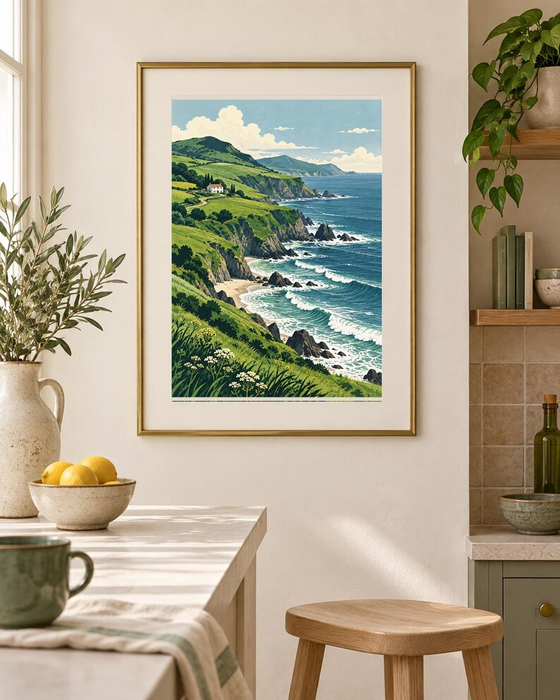 Pu&ograve; includere: Una stampa artistica paesaggistica incorniciata che raffigura una scena costiera con colline verdi, una piccola casa bianca su una scogliera, una spiaggia sabbiosa e onde blu intenso sotto un cielo limpido con nuvole, in una cornice dorata.