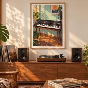 Może przedstawiać: Oprawiony wydruk ścienny przedstawiający zabytkowy syntezator Roland Juno-60 na drewnianym stojaku w nasłonecznionym pokoju. Grafika zawiera turkusową ścianę, oprawiony motyw słońca oraz rośliny doniczkowe, tworząc ciepły, nostalgiczny klimat.