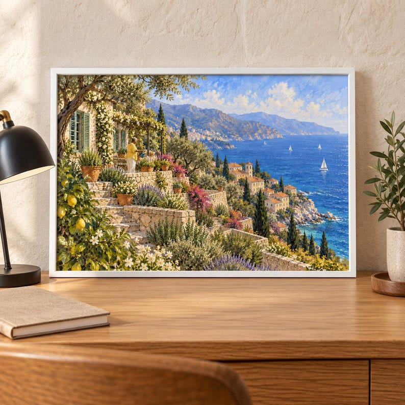 Puede incluir: Un cuadro de paisaje enmarcado que representa una escena costera mediterr&aacute;nea con terrazas de piedra, un limonero, flores en macetas y una persona cerca de una casa con vistas a un mar azul con veleros bajo un cielo brillante y soleado.