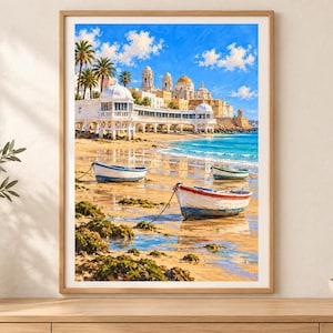 Op de afbeelding: Een ingelijste kunstdruk met een kusttafereel met kleine houten boten op een zandstrand. Op de achtergrond staan witte gebouwen met koepels en palmbomen langs de kustlijn onder een helderblauwe lucht met witte wolken.