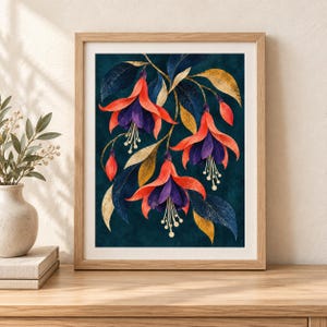 Op de afbeelding: Een ingelijste kunstdruk met een botanische illustratie van fuchsia bloemen met donkerpaarse bloemblaadjes, levendige koraalkleurige kelkbladeren en gouden bladeren tegen een donkergroenblauwe textuurachtergrond, in een lichthouten lijst.