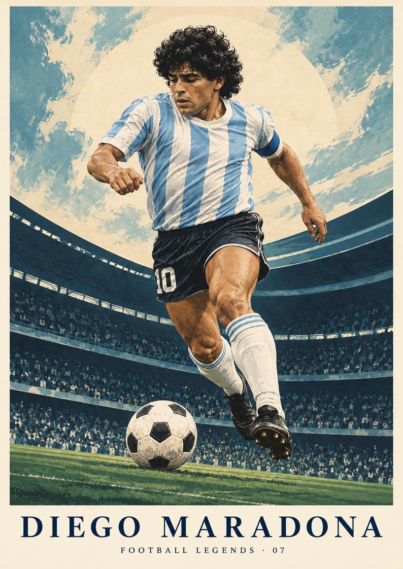 K&ouml;nnte beinhalten: Ein Poster mit Diego Maradona in einem hellblau-wei&szlig; gestreiften Trikot, dunklen Shorts mit der Nummer 10 und wei&szlig;en Stutzen, wie er einen Fu&szlig;ball auf einem Spielfeld kickt. Im Hintergrund ist ein Stadion zu sehen, der Text lautet DIEGO MARADONA FOOTBALL LEGENDS 07.