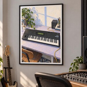 Pode incluir: Uma impress&atilde;o de arte de parede emoldurada retratando um teclado sintetizador Korg M1 preto sobre uma mesa roxa clara. A cena inclui uma planta em vaso, um pequeno alto-falante e livros, iluminados por uma luz solar suave.