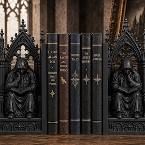 Può includere: Due fermalibri neri con figure incappucciate che leggono sotto archi gotici, che fiancheggiano cinque libri intitolati Edgar Allan Poe, The Raven and Other Poems, Gothic Tales, The Secret History e Dark Academia con scritte dorate.