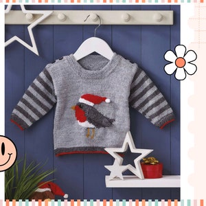 Könnte beinhalten: Ein grauer gestrickter Baby-Pullover mit rot-weiß gestreiften Ärmeln und einem gestickten Rotkehlchen mit roter Brust, das eine Weihnachtsmütze trägt.