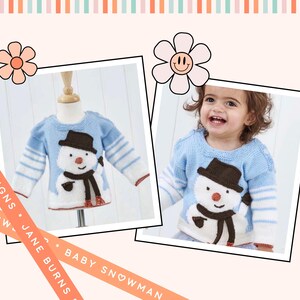 K&ouml;nnte beinhalten: Hellblauer Baby-Pullover mit Schneemann-Design. Der Schneemann hat einen braunen Hut und Schal, mit wei&szlig;en und roten Akzenten. Der Pullover wird auf einer Schaufensterpuppe und einem Kind gezeigt.