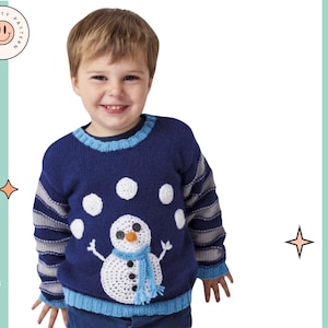 Puede incluir: Un suéter azul tejido con un diseño de muñeco de nieve blanco. El muñeco de nieve está haciendo malabares con bolas blancas. El suéter tiene rayas grises y azules en las mangas. "Juggling Snowman Sweater" está escrito en texto blanco sobre un fondo turquesa.
