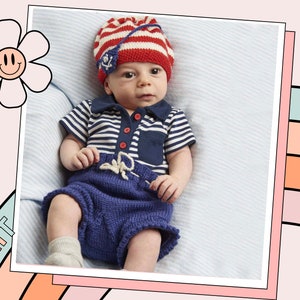 Puede incluir: Un bebé con un gorro de punto rojo y blanco a rayas con un detalle de ancla, una camisa a rayas azul y blanca y pantalones cortos de punto azul.