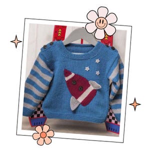 Könnte beinhalten: Blauer Strickpullover mit Raketen-Applikation und Sternen. Die Ärmel haben grau-blaue Streifen. Der Pullover hat einen Rundhalsausschnitt und Knöpfe auf den Schultern.