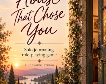 以下が含まれることがあります： Fingerguns StudioによるソロジャーナリングRPG「The House That Chose You」のブックカバー。石造りの出入り口にツタが絡まり、夕暮れ時の木々や丘、湖を見渡す風景が描かれています。