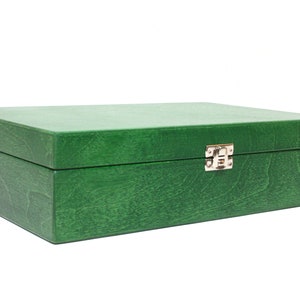 Puede incluir: Una caja de madera verde con una tapa con bisagras y un cierre plateado. La caja está hecha de madera con un patrón de veta natural.