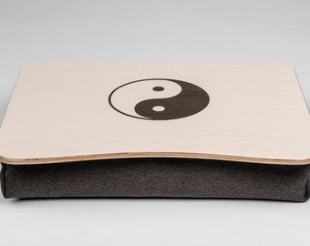 Plateau de lit en bois pour ordinateur portable / Table iPad / Plateau de petit-déjeuner / Support pour ordinateur portable avec incrustation de thème Yin Yang Thèmes personnalisés disponibles