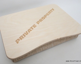 Plateau de lit en bois pour ordinateur portable / Table iPad / Plateau de petit-déjeuner / Support pour ordinateur portable avec gravure de propriété privée Autres gravures à thème disponibles