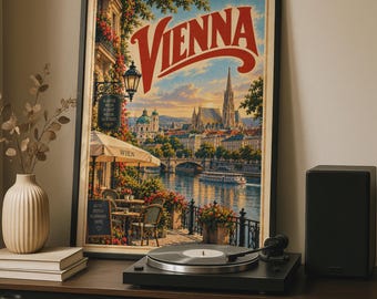 Könnte beinhalten: Ein gerahmtes Reiseplakat mit einer malerischen Illustration von Wien, wobei das Wort VIENNA in großen roten Buchstaben oben steht. Das Bild zeigt ein Café am Flussufer mit Tischen, Stühlen und Blumen sowie die Skyline der Stadt mit einem Dom.