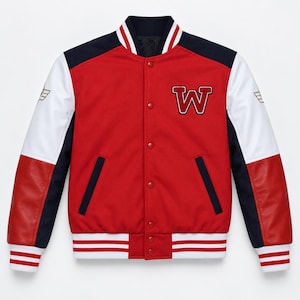 Op de afbeelding: Een rood varsity-jack met een grote witte letter W op de borst, marineblauwe schouderpanelen en witte mouwen met rode onderstukken. Het jack is voorzien van een drukknoopsluiting, gestreepte boorden en een kraag met witte accenten.