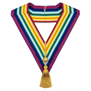 Puede incluir: Un collar ceremonial en forma de V con rayas verticales vibrantes en morado, azul, verde, amarillo, naranja y rojo. El collar incluye un gancho de metal dorado en el cuello, un medallón circular dorado y una borla de tela larga de color dorado.