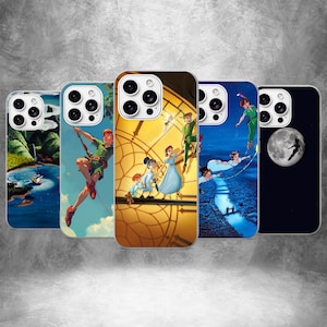 Può includere: Cinque cover per smartphone con illustrazioni di Peter Pan. I design includono un paesaggio con una nave, Peter Pan in volo, personaggi su un quadrante d'orologio, personaggi che volano su Londra di notte e la sagoma di Peter Pan sulla luna.