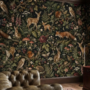 Puede incluir: Papel pintado con una escena de bosque oscuro con varios animales del bosque, incluyendo ciervos, zorros, búhos, conejos, ardillas y un erizo entre follaje verde, helechos, setas y flores sobre un fondo negro.