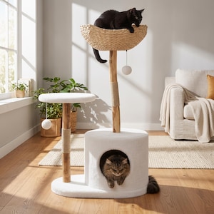 Puede incluir: Un árbol para gatos de varios niveles con una base cubierta de felpa blanca, un escondite cilíndrico, un poste de madera natural con cuerda de sisal, una plataforma circular blanca y una cesta tejida. Dos gatos descansan en la estructura.