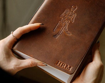 Personlig läsjournal i läder med skelett som håller en bok, fodrad eller ofodrad, Lägg till initialer eller namn, Dark Academia-present till bokmal