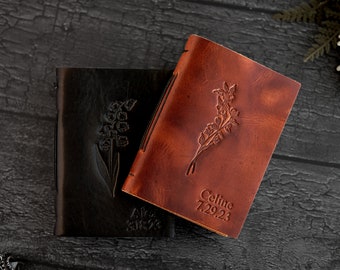 Livros de votos de casamento personalizados em couro com flor do mês e nome, data ou iniciais personalizados. Presentes de noivado para casais. Presente para chá de panela.