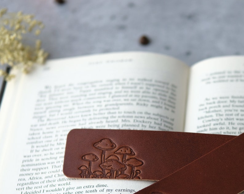 Personalized leather book mark, leather bookmark, gift for book lovers, gift for bookworm, custom bookmark, unique bookmark Bild 5