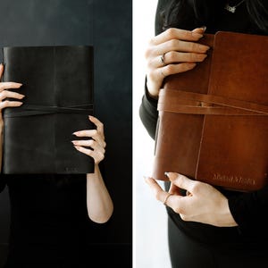 Pode incluir: Dois di&aacute;rios encadernados em couro, um preto e outro castanho. O di&aacute;rio preto mede 25,4 x 35,6 cm e o di&aacute;rio castanho mede 20,3 x 25,4 cm.