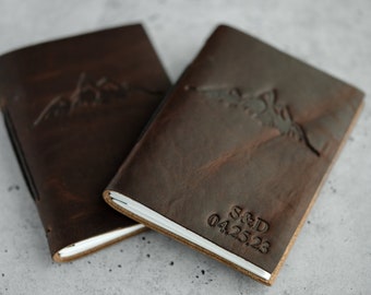 Livros de votos de casamento personalizados em couro com montanhas e nome, data ou iniciais à escolha do noivo/noiva. Presentes de noivado para casais com tema de casamento rústico.