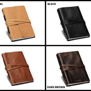 Pode incluir: Quatro di&aacute;rios encadernados em couro em diferentes cores: natural, preto, bege e castanho escuro. Cada di&aacute;rio tem um fecho de correia de couro e as iniciais "KNR" gravadas na capa.