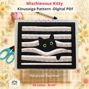 Pode incluir: Um padrão digital PDF Kinusaiga intitulado Mischievous Kitty, Advanced Beginner, US Letter, 8x10 inches. A imagem mostra um gato preto com olhos verde-brilhantes espreitando através de tiras de tecido horizontais pretas e bege numa moldura preta.
