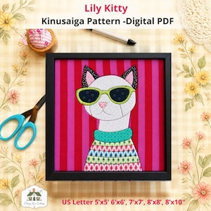 Pode incluir: Uma peça de arte em tecido Kinusaiga emoldurada apresentando um gato branco usando óculos de sol verde-limão e um suéter estampado contra um fundo de listras verticais magenta e vermelhas. O texto Lily Kitty Kinusaiga Pattern -Digital PDF é visível.