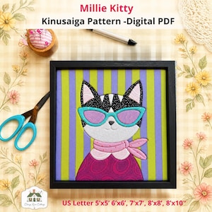 Könnte beinhalten: Ein gerahmtes Kinusaiga-Stoffkunstwerk mit einer Katze, die eine türkisfarbene Katzenaugenbrille und einen rosa Schal vor einem grün-violett gestreiften Hintergrund trägt. Der Text lautet Millie Kitty Kinusaiga Pattern -Digital PDF und US Letter 5x5, 6x6, 7x7, 8x8, 8x10.