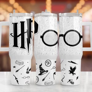 Könnte beinhalten: Ein weißer Edelstahlbecher mit Henkel, der ein wiederkehrendes Muster aus schwarzen Symbolen wie Brillen, Blitzen und Zeichen aufweist. Das Design umfasst die Buchstaben HP, eine runde Brille und ein 9 3/4-Schild auf der Oberfläche.