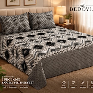 Puede incluir: Un juego de sábanas de 3 piezas para cama king size con un patrón geométrico en gris y negro. El juego incluye dos fundas de almohada a juego y una sábana grande con un motivo de diamantes repetitivo. La tela es 100% algodón, transpirable y duradera.