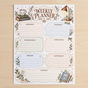 Peut inclure: Une feuille de planning hebdomadaire avec le texte WEEKLY PLANNER en haut et sept sections distinctes pour chaque jour. Le design comprend des illustrations d'une tasse de café sur des livres, une lampe de bureau, du feuillage et un petit carnet.