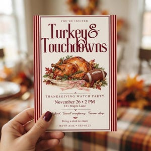 Einladung zum Thanksgiving-Football-Abend mit Truthahn und Touchdowns, burgunderrote Streifen und rosa Schleife, bearbeitbare Canva-Vorlage