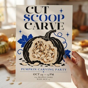 Peut inclure: Une carte d'invitation rectangulaire avec le texte CUT SCOOP CARVE en noir et une illustration centrale d'une citrouille noire montrant ses graines. En bas, PUMPKIN CARVING PARTY, OCT 24 - 5 PM, 123 MAPLE LANE, RSVP OCT 17.