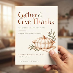 Peut inclure: Une carte d'invitation pour un repas de Thanksgiving de couleur crème avec le texte Gather & Give Thanks, une illustration marron d'une cocotte en forme de citrouille et les détails du samedi 21 novembre à 17h au 123 Maple Lane.