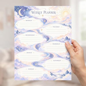 Peut inclure: Une feuille de planning hebdomadaire au thème céleste avec un croissant de lune, un soleil et des étoiles. Le design présente des nuages pastel doux et des paysages montagneux dans des tons de bleu, violet et rose, avec des sections pour chaque jour.